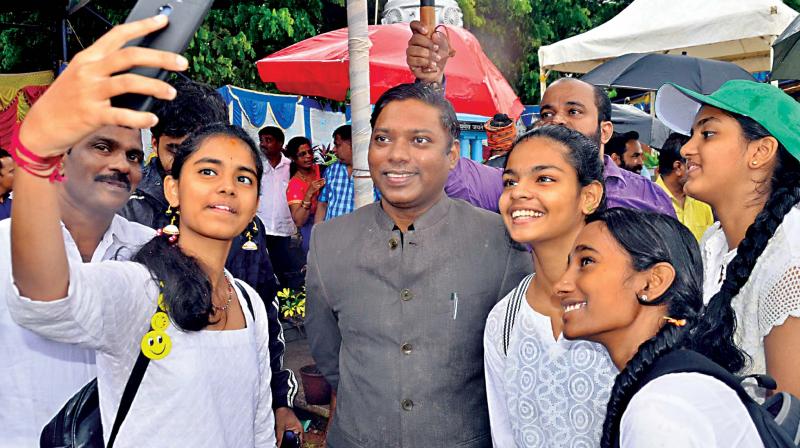Dakshina Kannada DC Sasikanth Senthil who tendered resignation from the IAS on Friday seen with students (File photo) (KPN) Dakshina Kannada DC Sasikanth Senthil who tendered resignation from the IAS on Friday seen with students (File photo) (KPN)