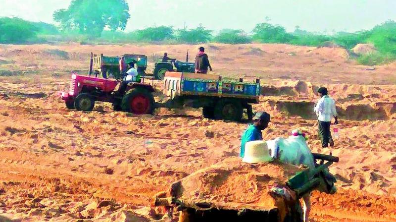 Workers loading sand in tractors near Penna river in Proddutur. (Photo: DC) Workers loading sand in tractors near Penna river in Proddutur. (Photo: DC)