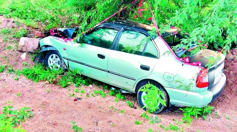 The car that was involved in the accident lies by the side of the road. (Photo:DC) The car that was involved in the accident lies by the side of the road. (Photo:DC)