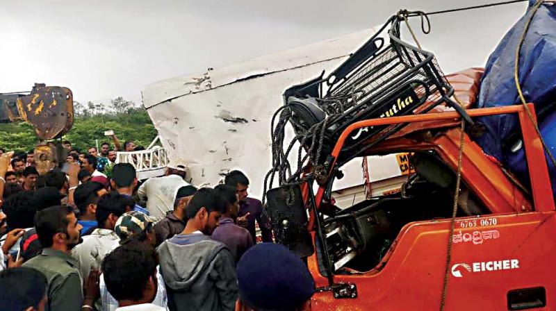 A mini lorry and a jeep collided killing 5 people on NH 4, near Nippani on Monday. (Photo:KPN) A mini lorry and a jeep collided killing 5 people on NH 4, near Nippani on Monday. (Photo:KPN)