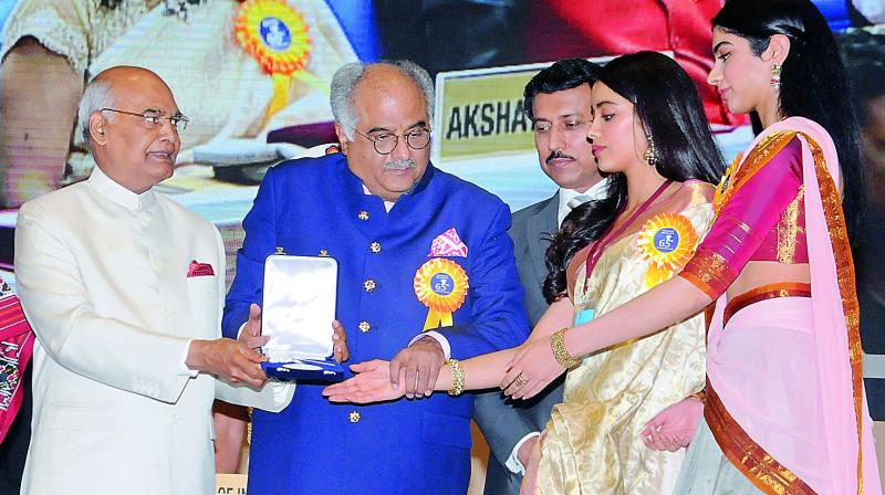 President Ram Nath Kovind conferred the Best Actress Award on Sridevi (posthumously). The award was received by her husband Boney Kapoor and daughters Janhvi and Khushi, in New Delhi. President Ram Nath Kovind conferred the Best Actress Award on Sridevi (posthumously). The award was received by her husband Boney Kapoor and daughters Janhvi and Khushi, in New Delhi.