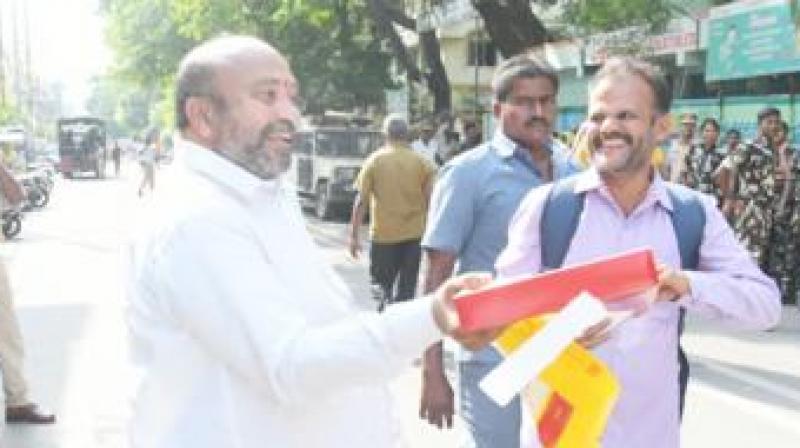 TD leader distributes sweets over Naidus arrest