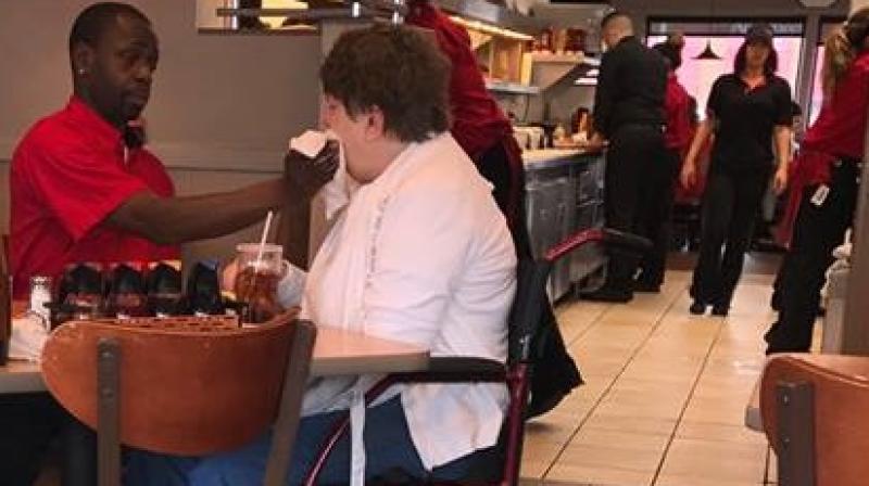 Diner Keshia Dotson was busy eating at a local restaurant when she saw the server show his act of kindness to the woman who comes to the restaurant with her husband. (Photo: Facebook/Keshia Dotson) Diner Keshia Dotson was busy eating at a local restaurant when she saw the server show his act of kindness to the woman who comes to the restaurant with her husband. (Photo: Facebook/Keshia Dotson)