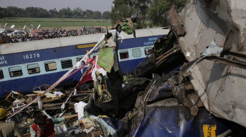 Rescuers work on the site of a train derailment accident in Kanpur Dehat, India, Sunday, Nov. 20, 2016. (Photo: AP) Rescuers work on the site of a train derailment accident in Kanpur Dehat, India, Sunday, Nov. 20, 2016. (Photo: AP)