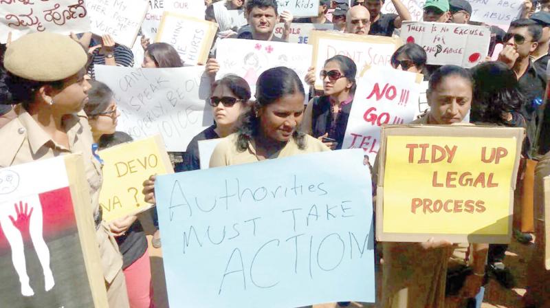 Parents protest against sexual abuse of schoolchildren at Bellandur in Bengaluru on Sunday — KPN Parents protest against sexual abuse of schoolchildren at Bellandur in Bengaluru on Sunday — KPN