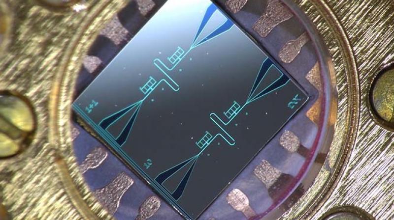 Photo of the centimeter-sized silicon chip, which has two parallel superconducting oscillators and the quantum-circuit refrigerators connected to them. Photo: Kuan Yen Tan Photo of the centimeter-sized silicon chip, which has two parallel superconducting oscillators and the quantum-circuit refrigerators connected to them. Photo: Kuan Yen Tan