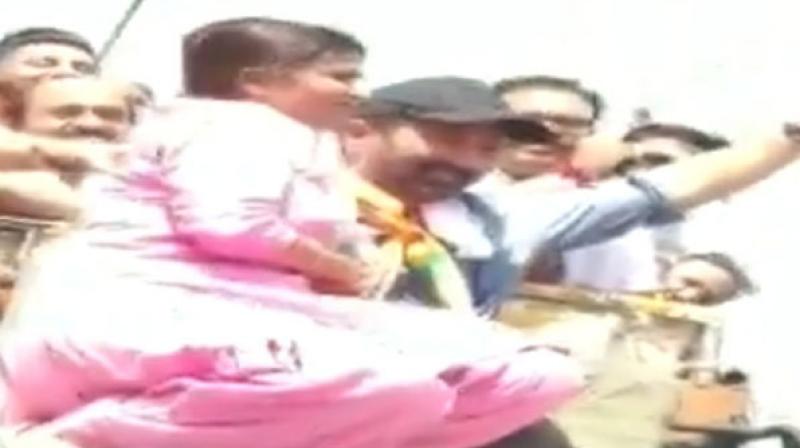 The woman climbed on the Deol's vehicle to kiss Sunny Deol. (Photo: ANI) The woman climbed on the Deol's vehicle to kiss Sunny Deol. (Photo: ANI)