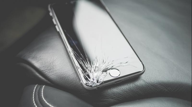 The consumer’s wish for a device that looks sleek and stylish is greater than his wish for a device that’s bulky but strong enough to survive daily abuse in real life. (image: pexels) The consumer’s wish for a device that looks sleek and stylish is greater than his wish for a device that’s bulky but strong enough to survive daily abuse in real life. (image: pexels)