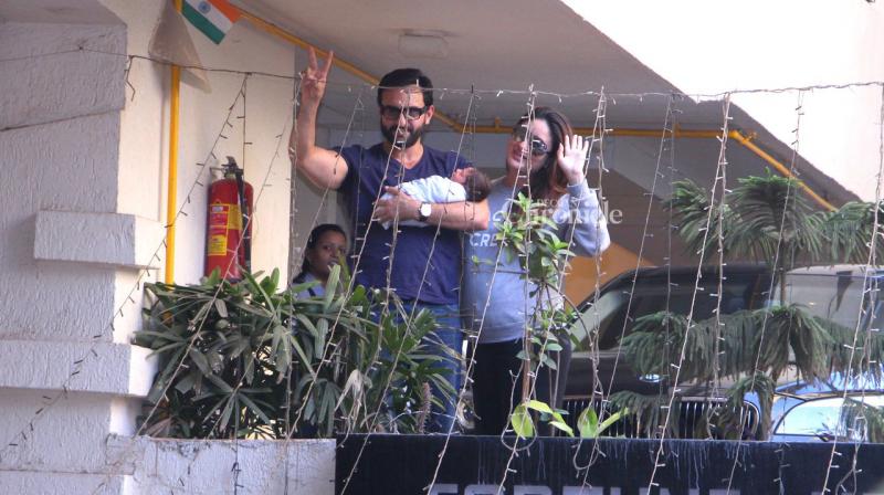 Saif and Kareena outsdie their Bandra home on Thursday. (Photo: Viral Bhayani) Saif and Kareena outsdie their Bandra home on Thursday. (Photo: Viral Bhayani)