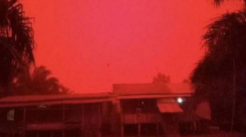 Eka Wulandari, from the Mekar Sari village in Jambi province, captured the blood-red skies in a series of photos taken at around midday on Saturday. (Photo: Social Media) Eka Wulandari, from the Mekar Sari village in Jambi province, captured the blood-red skies in a series of photos taken at around midday on Saturday. (Photo: Social Media)