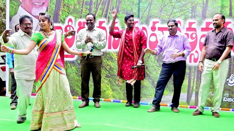 Corporator Ummadi Venkateswara Rao dances with the programme anchor while VMC staff encourage them at garden party on the occasion of Karthika masam at Kotthuru Tadepalli near Vijayawada on Friday. (Photo: DC) Corporator Ummadi Venkateswara Rao dances with the programme anchor while VMC staff encourage them at garden party on the occasion of Karthika masam at Kotthuru Tadepalli near Vijayawada on Friday. (Photo: DC)