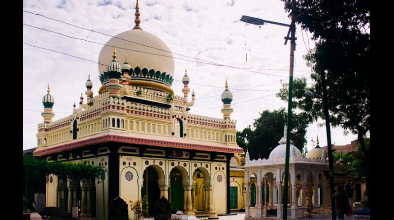 The body of former judge was buried at the Moosa Qadri burial ground at Hussaini Alam in the Old City in the evening after prayers at Royal Mosque in Public Gardens. (Photo: thenewsminute.com) The body of former judge was buried at the Moosa Qadri burial ground at Hussaini Alam in the Old City in the evening after prayers at Royal Mosque in Public Gardens. (Photo: thenewsminute.com)