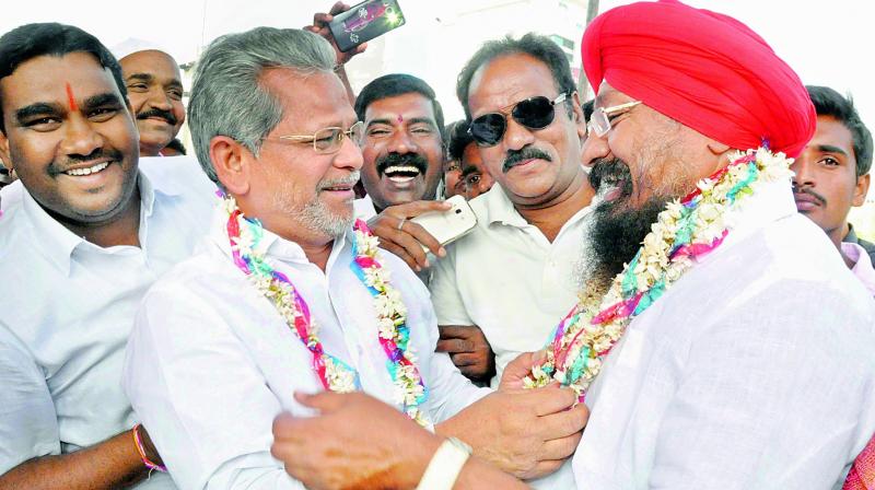 MLC Naradasu Laxman and Municipal Corporation Mayor S. Ravinder Singh garland each other on the occasion of Telangana Deeksha Diwas in Karimnagar on Wednesday. (Photo: Deccan Chronicle) MLC Naradasu Laxman and Municipal Corporation Mayor S. Ravinder Singh garland each other on the occasion of Telangana Deeksha Diwas in Karimnagar on Wednesday. (Photo: Deccan Chronicle)