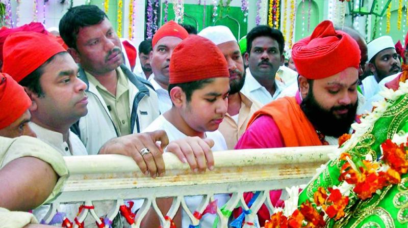 Renowned music composer A.R. Rahman offers ‘fatiha’ at Kasumuru dargah in Nellore on Friday. (Photo: DC) Renowned music composer A.R. Rahman offers ‘fatiha’ at Kasumuru dargah in Nellore on Friday. (Photo: DC)