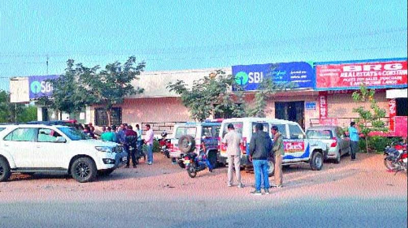 Police vans lined up outside the SBI Shameerpet branch on Sunday. (Photo: DC) Police vans lined up outside the SBI Shameerpet branch on Sunday. (Photo: DC)