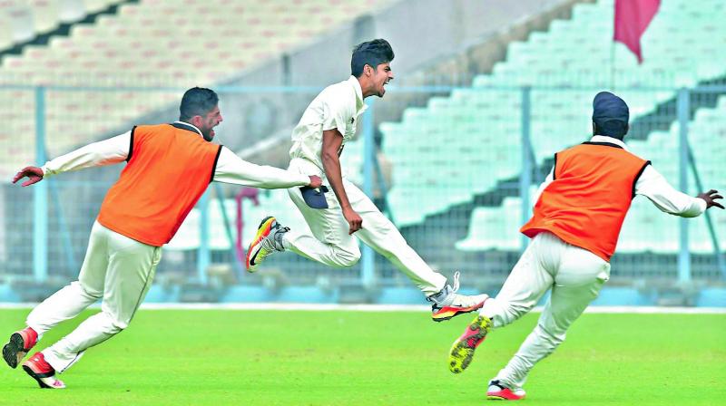 Bowler Rajneesh Gurbani (centre), who won the man of the match award, celebrates Vidarbha’s win.(Photo : PTI) Bowler Rajneesh Gurbani (centre), who won the man of the match award, celebrates Vidarbha’s win.(Photo : PTI)