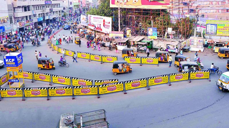 Newly installed barricades allow free flow of traffic to take a free left turn at Naaz Center, Guntur city on Thursday. (Photo: DC) Newly installed barricades allow free flow of traffic to take a free left turn at Naaz Center, Guntur city on Thursday. (Photo: DC)