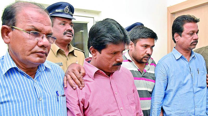 The arrested being presented at a press meet by the Sultan Bazaar police on Wednesday. (Photo:DC) The arrested being presented at a press meet by the Sultan Bazaar police on Wednesday. (Photo:DC)