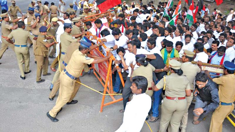 DMK cadres protest near Koyambedu metro rail station demanding Cauvery Management Board, on Wednesday. (Photo:DC) DMK cadres protest near Koyambedu metro rail station demanding Cauvery Management Board, on Wednesday. (Photo:DC)
