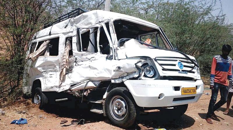 16 people died on the spot after a serial collision between a van and two autos in Chitradurga 16 people died on the spot after a serial collision between a van and two autos in Chitradurga