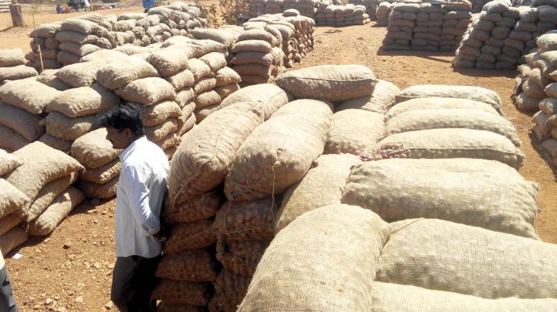 Traders in Adilabad say rain is damaging huge quantity of onions while being transported to Hyderabad, thereby causing a major loss to them. Prices in Hyderabad have thus gone up. Traders in Adilabad say rain is damaging huge quantity of onions while being transported to Hyderabad, thereby causing a major loss to them. Prices in Hyderabad have thus gone up.