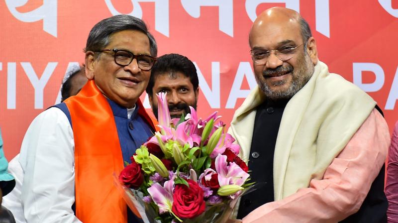 BJP President Amit Shah greets former Karnataka chief minister SM Krishna who joined Bharatiya Janata Party in New Delhi. (Photo: PTI) BJP President Amit Shah greets former Karnataka chief minister SM Krishna who joined Bharatiya Janata Party in New Delhi. (Photo: PTI)