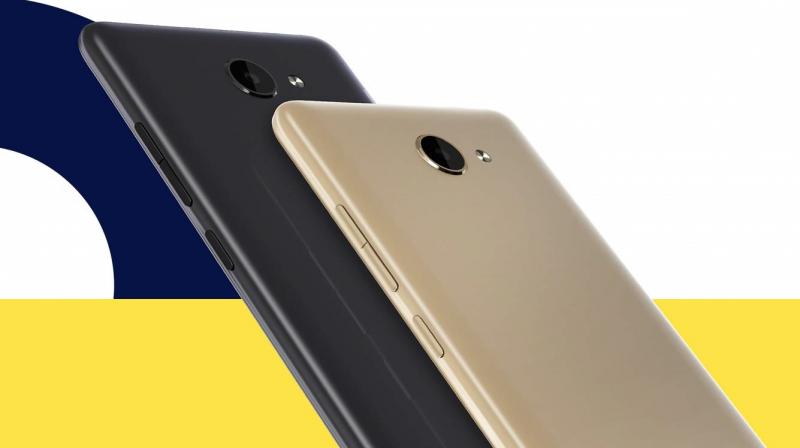The dual-SIM smartphone runs on Android 8.1 Oreo with stock Android UI. The dual-SIM smartphone runs on Android 8.1 Oreo with stock Android UI.