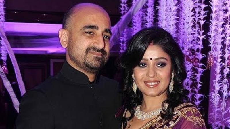Sunidhi Chauhan married her childhood friend Hitesh Sonik in 2012. Sunidhi Chauhan married her childhood friend Hitesh Sonik in 2012.