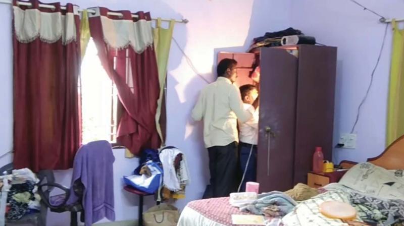 Forensic experts collecting evidence from Nirmal Xavier’s house from where 100 sovereigns of gold jewels were stolen, on Thursday. (Photo: DC) Forensic experts collecting evidence from Nirmal Xavier’s house from where 100 sovereigns of gold jewels were stolen, on Thursday. (Photo: DC)