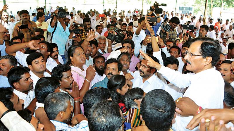 Sitting Congress MP S.P. Muddahanume Gowda with his supporters in Tumakuru on Saturday. (Photo: KPN) Sitting Congress MP S.P. Muddahanume Gowda with his supporters in Tumakuru on Saturday. (Photo: KPN)