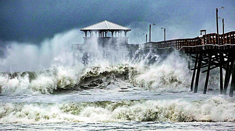 Waves slam the Oceana Pier & Pier House Restaurant in Atlantic Beach, North Caroline on Thursday as Hurricane Florence approaches the area. (Photo:AP) Waves slam the Oceana Pier & Pier House Restaurant in Atlantic Beach, North Caroline on Thursday as Hurricane Florence approaches the area. (Photo:AP)