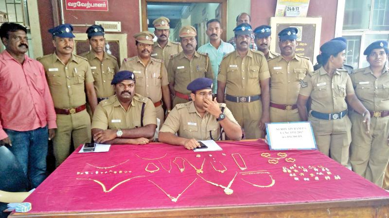 Police with the recovered gold. (Photo: DC) Police with the recovered gold. (Photo: DC)