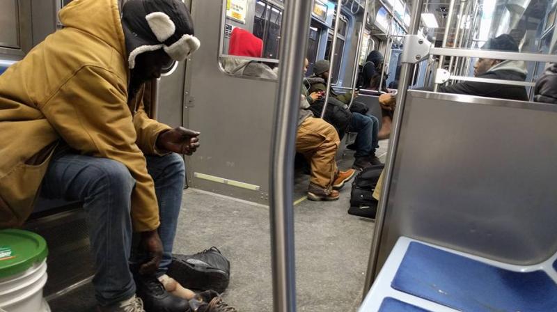 The touching gesture went viral on social media (Photo: Facebook) The touching gesture went viral on social media (Photo: Facebook)