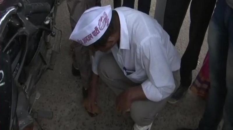 Sharad Singh Kumar, of Rashtriya Aamjan Party contesting on the election symbol of a shoe has garnered attention owing to his unique style of campaigning. (Photo: ANI) Sharad Singh Kumar, of Rashtriya Aamjan Party contesting on the election symbol of a shoe has garnered attention owing to his unique style of campaigning. (Photo: ANI)