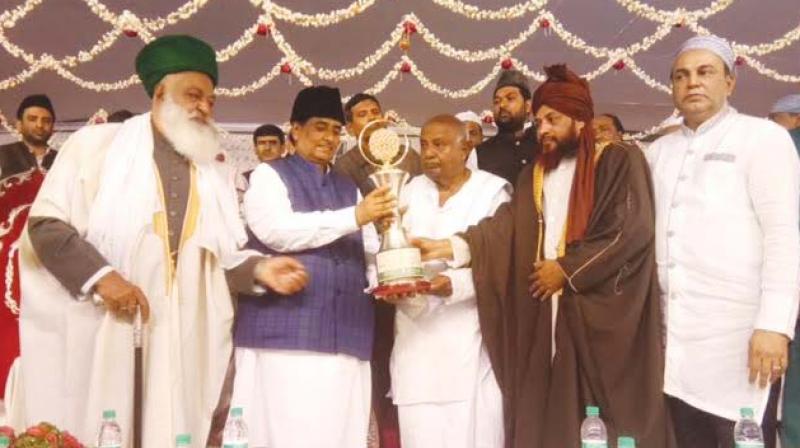 Members of Sunni Jamiyatul Ulema All Karnataka present ‘Meelad-un-Nabi Award 2017’ to JD(S) chief H.D. Deve Gowda in Bengaluru on Sunday. (photo: DC) Members of Sunni Jamiyatul Ulema All Karnataka present ‘Meelad-un-Nabi Award 2017’ to JD(S) chief H.D. Deve Gowda in Bengaluru on Sunday. (photo: DC)