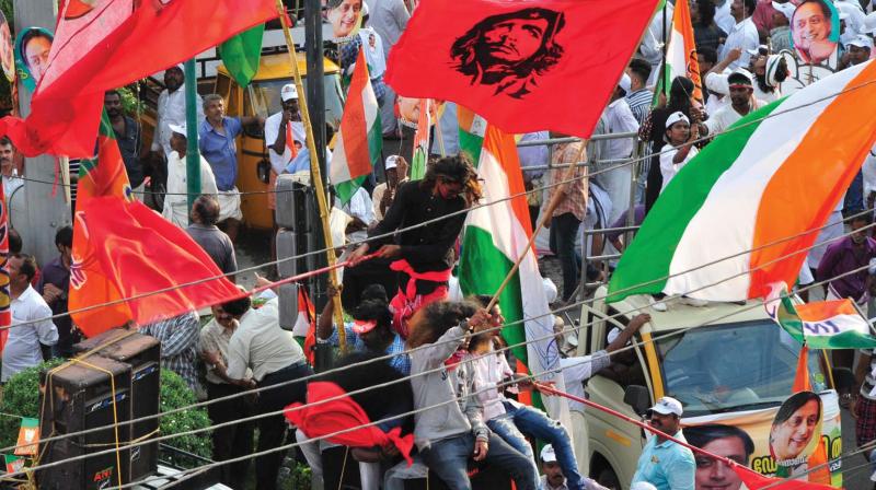 The end of the Lok Sabha election campaigning at Peroorkada in Thiruvananthapuram on Sunday.(Photo: A.V.MUZAFAR) The end of the Lok Sabha election campaigning at Peroorkada in Thiruvananthapuram on Sunday.(Photo: A.V.MUZAFAR)