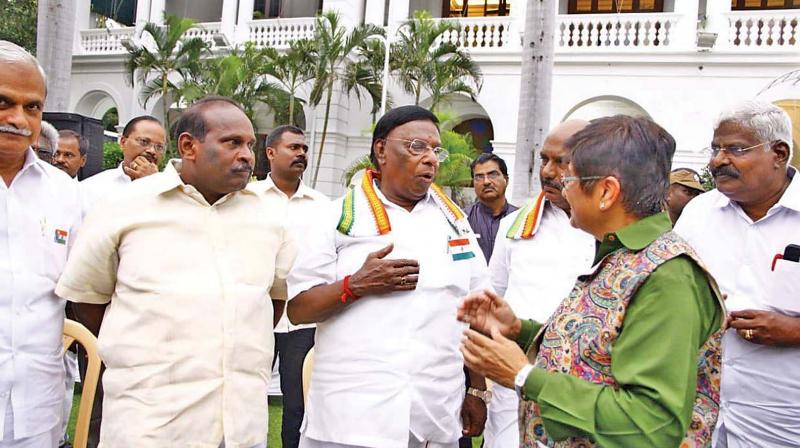 Chief Minister V Narayanasamy greets Lt Governor Kiran Bedi at the Independence Day celebrations in Indira Gandhi Sports Complex at Uppalam. (Image: DC) Chief Minister V Narayanasamy greets Lt Governor Kiran Bedi at the Independence Day celebrations in Indira Gandhi Sports Complex at Uppalam. (Image: DC)