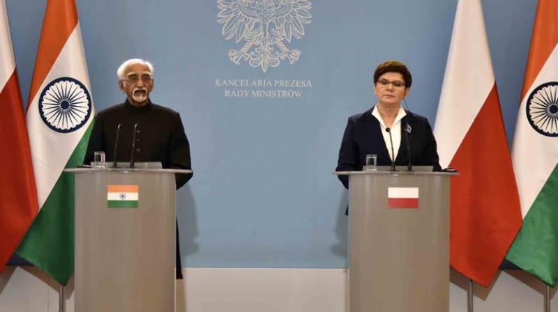 Vice President Hamid Ansari with Polish Prime Minister Beata Syzdlo during joint statement. (Photo: PIB) Vice President Hamid Ansari with Polish Prime Minister Beata Syzdlo during joint statement. (Photo: PIB)