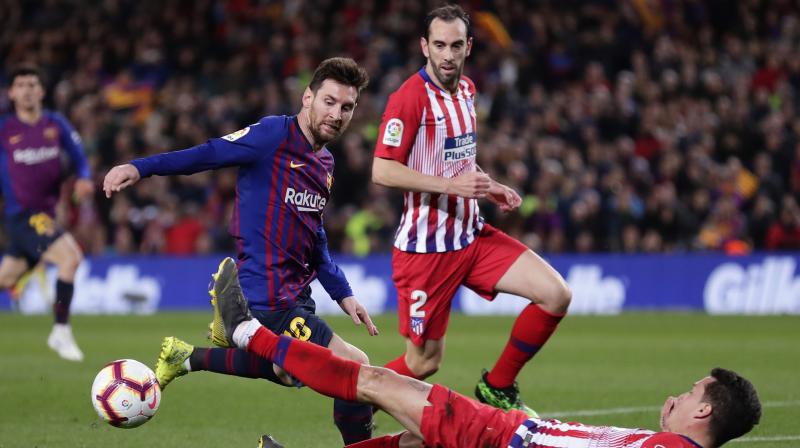 Atletico produced a gutsy second-half display, expertly shackling Barca, but the Catalans finally found a way past the visitors’ outstanding goalkeeper Jan Oblak with a superb curling shot from Suarez in the 85th minute. (Photo: AP) Atletico produced a gutsy second-half display, expertly shackling Barca, but the Catalans finally found a way past the visitors’ outstanding goalkeeper Jan Oblak with a superb curling shot from Suarez in the 85th minute. (Photo: AP)