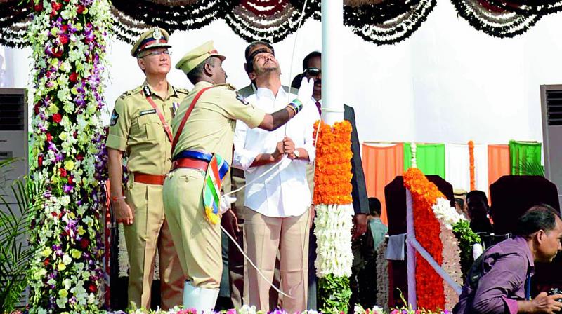 Chief Minister Y.S. Jagan Mohan Reddy unfurls the national flag in Vijayawada on Thursday. (Photo: DC) Chief Minister Y.S. Jagan Mohan Reddy unfurls the national flag in Vijayawada on Thursday. (Photo: DC)