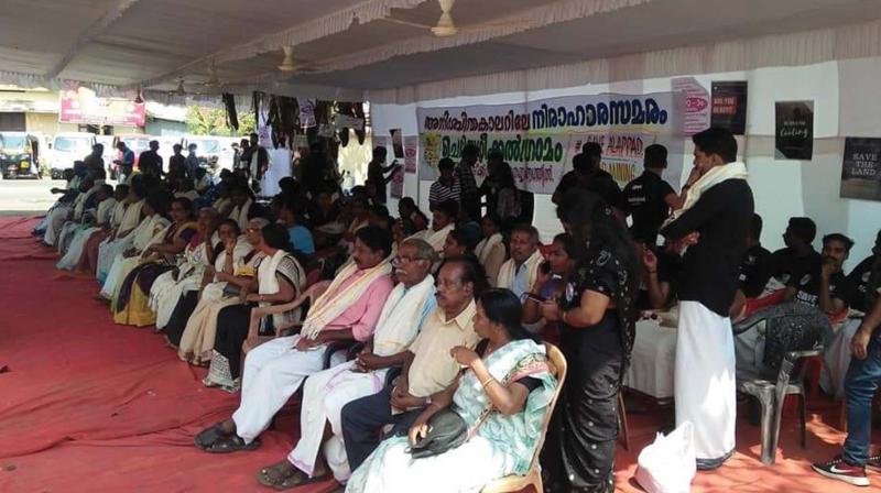 The relay hunger strike at Alappad on Friday. The relay hunger strike at Alappad on Friday.