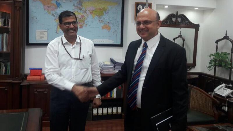 Outgoing CMD Ashwani Lohani (in white shirt) welcomes new Air India CMD Rajiv Bansal. (Photo: Air India) Outgoing CMD Ashwani Lohani (in white shirt) welcomes new Air India CMD Rajiv Bansal. (Photo: Air India)