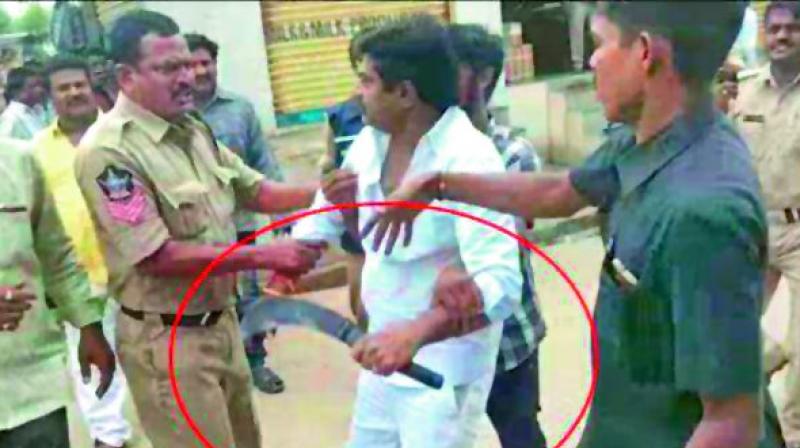 TD activist Abhiruchi Madhu holding a knife during a clash with YSRC leader Shilpa Chakrapani Reddy in the presence of police on Thursday. (Photo: DC) TD activist Abhiruchi Madhu holding a knife during a clash with YSRC leader Shilpa Chakrapani Reddy in the presence of police on Thursday. (Photo: DC)