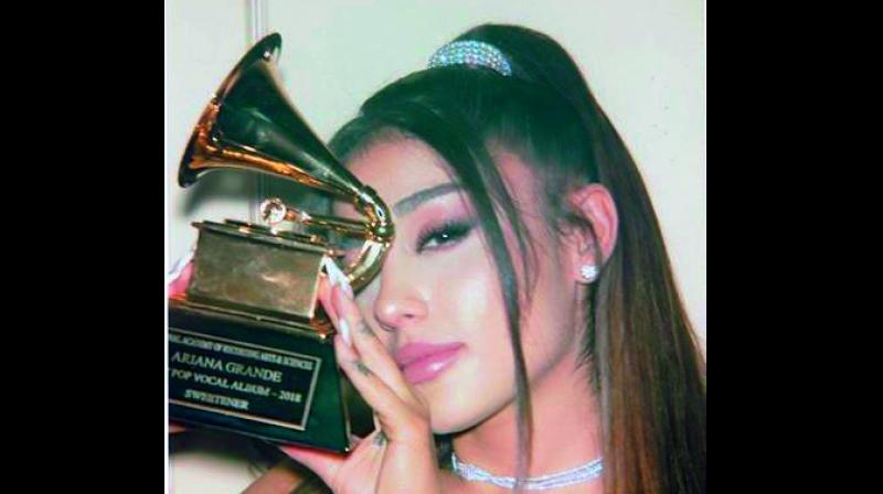 Ariana also had someone to share her joy of receiving the award with — her pet pig Piggy Smallz. Ariana also had someone to share her joy of receiving the award with — her pet pig Piggy Smallz.
