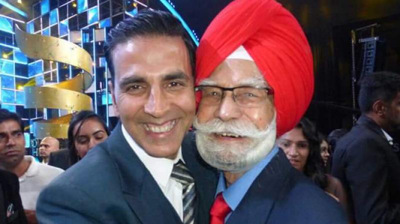 Akshay Kumar wtih Balbir Singh at a recent awards show. Akshay Kumar wtih Balbir Singh at a recent awards show.