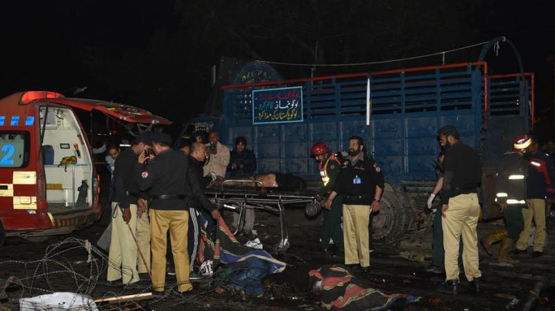 Pakistani policemen and volunteers move the bodies of victims at the site of a bomb explosion in Lahore on February 13, 2017.(AFP Photo) Pakistani policemen and volunteers move the bodies of victims at the site of a bomb explosion in Lahore on February 13, 2017.(AFP Photo)