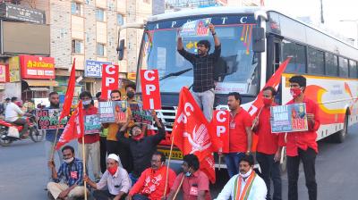 Left Parties leaders and activists taking part in Bharat Bandh in support of Farmers against new Agriculture bill at Guntur city on Tuesday. (DC Image: Tejo Roy)