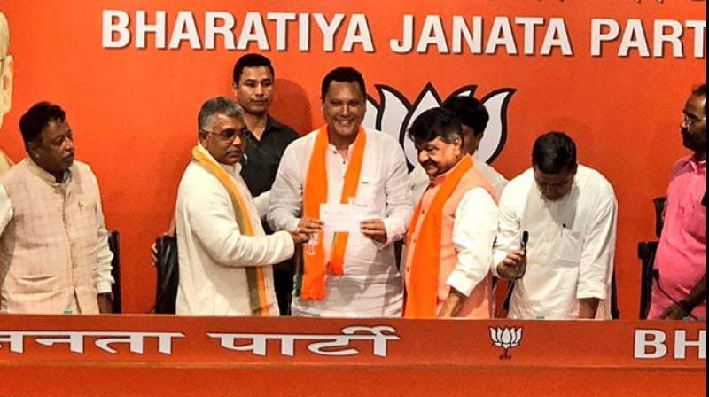 Adding insult to Banerjee's injury, assembly lawmaker Wilson Champramary, Dakshin Dinajpur Zilla Parishad President Lipika Roy along with 10 Parishad members joined BJP in presence of BJP leaders Kailash Vijayvargiya and Mukul Roy at party headquarters in Delhi. (Photo: Twitter/ @KailashOnline) Adding insult to Banerjee's injury, assembly lawmaker Wilson Champramary, Dakshin Dinajpur Zilla Parishad President Lipika Roy along with 10 Parishad members joined BJP in presence of BJP leaders Kailash Vijayvargiya and Mukul Roy at party headquarters in Delhi. (Photo: Twitter/ @KailashOnline)
