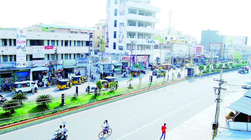 Roads in Anantapur district wears a deserted look with rise in temperature in Rayalaseema region. People wants to stay in house during afternoon due to scorching sun. (Photo: DC) Roads in Anantapur district wears a deserted look with rise in temperature in Rayalaseema region. People wants to stay in house during afternoon due to scorching sun. (Photo: DC)
