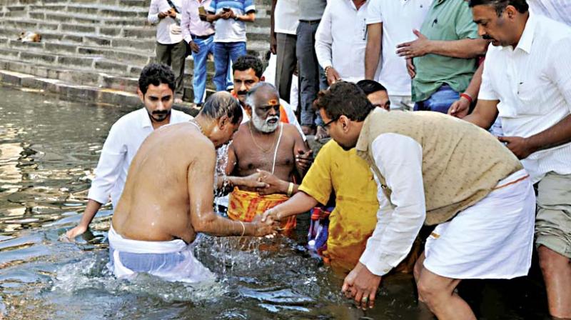 The ashes of Ananth Kumar being immersed in Cauvery at Srirangapatna in Mandya on Wednesday. (Photo: KPN) The ashes of Ananth Kumar being immersed in Cauvery at Srirangapatna in Mandya on Wednesday. (Photo: KPN)